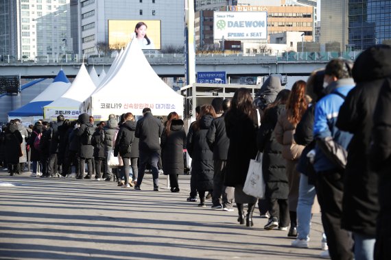 사적모임 6명·밤 9시 영업제한 '현행 거리두기' 2주 연장 시행