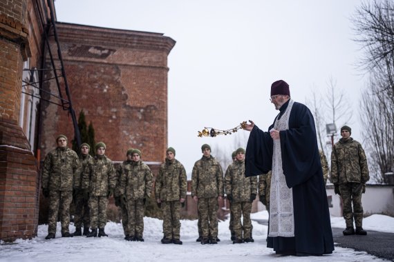 3일(현지시간) 우크라이나 하르키프에서 한 정교회 신부가 친 러시아 분리주의자들과의 전투 중 사망한 병사에 대한 월례 추도식을 마친 후 우크라이나 공군 생도들을 축복하고 있다. AP뉴시스