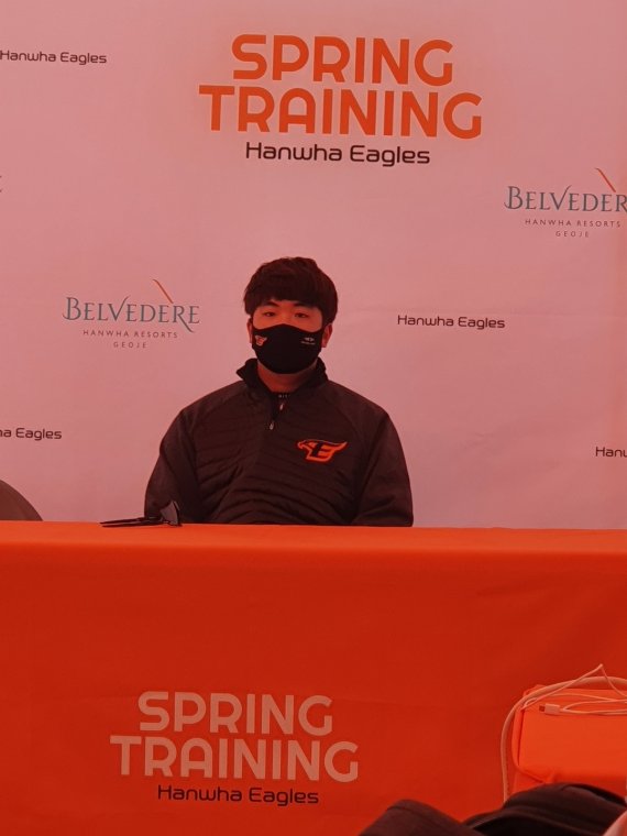 한화 이글스 강재민이 3일 경남 거제 하청스포츠타운에서 취재진과 인터뷰하고 있다. © 뉴스1