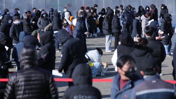 지난 3일 오후 서울 마포구 월드컵공원 평화광장 임시선별검사소에서 시민들이 신속항원검사를 받기 위해 대기하고 있다. 뉴시스 제공.