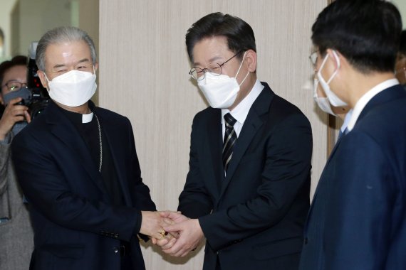 [서울=뉴시스] 국회사진기자단 = 이재명 더불어민주당 대선 후보가 4일 서울 광진구 한국천주교중앙협의회에서 마티아 이용훈 주교를 예방하고 있다. 2022.02.04. photo@newsis.com