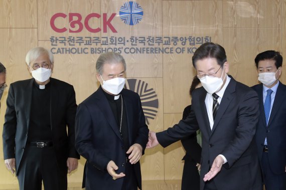 [서울=뉴시스] 국회사진기자단 = 이재명 더불어민주당 대선 후보가 4일 서울 광진구 한국천주교중앙협의회에서 마티아 이용훈 주교를 예방하고 있다. 2022.02.04. photo@newsis.com