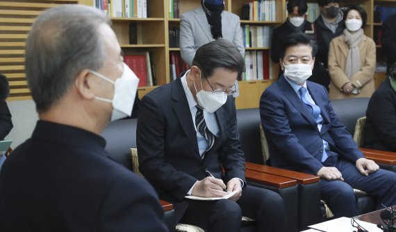 [서울=뉴시스] 국회사진기자단 = 이재명 더불어민주당 대선 후보가 4일 서울 광진구 한국천주교중앙협의회에서 마티아 이용훈 주교를 예방하고 있다. 2022.02.04. photo@newsis.com