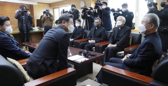 [서울=뉴시스] 국회사진기자단 = 이재명 더불어민주당 대선 후보가 4일 서울 광진구 한국천주교중앙협의회에서 마티아 이용훈 주교를 예방하고 있다. 2022.02.04. photo@newsis.com