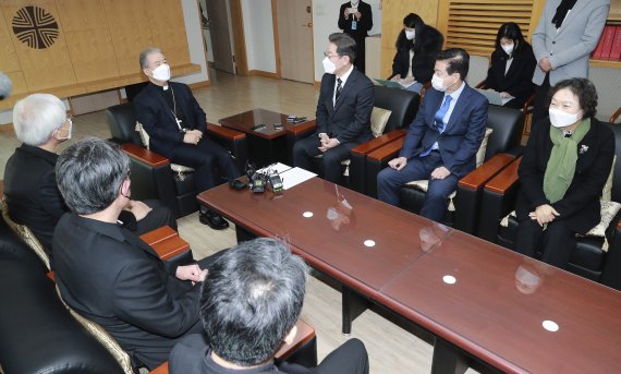 [서울=뉴시스] 국회사진기자단 = 이재명 더불어민주당 대선 후보가 4일 서울 광진구 한국천주교중앙협의회에서 마티아 이용훈 주교를 예방하고 있다. 2022.02.04. photo@newsis.com