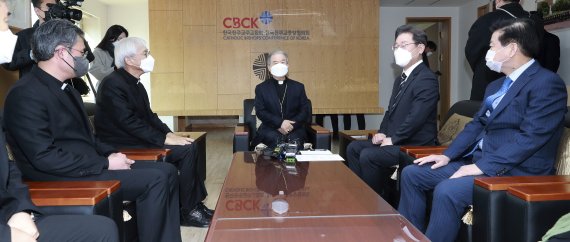 [서울=뉴시스] 국회사진기자단 = 이재명 더불어민주당 대선 후보가 4일 서울 광진구 한국천주교중앙협의회에서 마티아 이용훈 주교를 예방하고 있다. 2022.02.04. photo@newsis.com