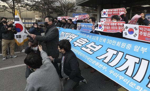 [서울=뉴시스] 최진석 기자 = 김동렬 박근혜서포즈중앙회장이 4일 서울 여의도 더불어민주당 중앙당사 앞에서 박근혜 서포터즈 중앙회 등 보수진영 애국 단체 일부 회원들의 이재명 더불어민주당 대선 후보 지지선언을 하고 있다. 2022.02.04. myjs@newsis.com