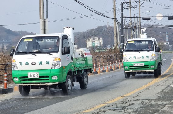 충남 천안시가 긴급 방역 작업을 벌이고 있다.(사진=천안시 제공)