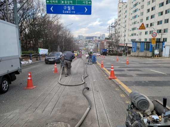 인천 남동구는 강설 시 상습 결빙지역인 인천시청역 인근 도로에 열선을 설치했다.