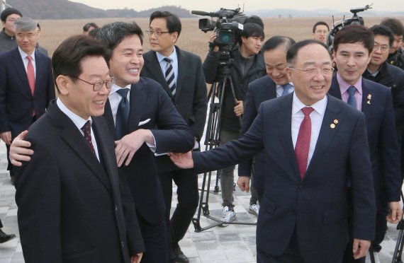 이재명 경기도지사(왼쪽부터), 정용진 신세계그룹 부회장, 홍남기 부총리 겸 기획재정부 장관, 서철모 화성시장을 비롯한 참석자들이 2019년 11월 21일 오후 경기 화성시 국제테마파크 부지에서 열린 '화성테마파크 비전 선포식'에서 사업예정지를 현장시찰하고 있다. /사진=뉴스1