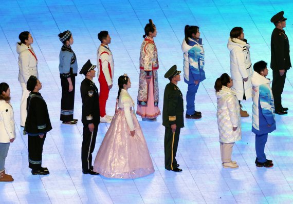 4일 중국 베이징 국립 경기장에서 열린 2022 베이징 동계올림픽 개막식에서 한복을 입은 여성이 오성홍기를 든 소수민족 중 하나로 표현돼 논란을 빚고 있다./사진=뉴스1