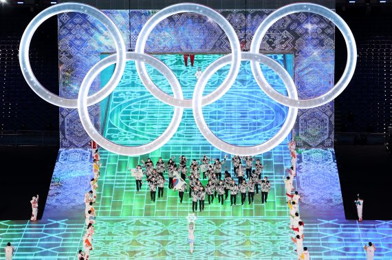 (베이징=뉴스1) 박지혜 기자 = 대한민국 선수단이 4일 중국 베이징 국립 경기장에서 열린 2022 베이징 동계올림픽 개막식에 입장하고 있다. 2022.2.4/뉴스1 /사진=뉴스1
