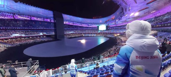 베이징동계올림픽 개막식이 열린 지난 4일 베이징 국가체육장 내 안전요원들이 객석을 살피고 있다. 이날 외신기자들은 '폐쇄 루프' 안에서 이동이 제한됐다. 사진=정지우 특파원