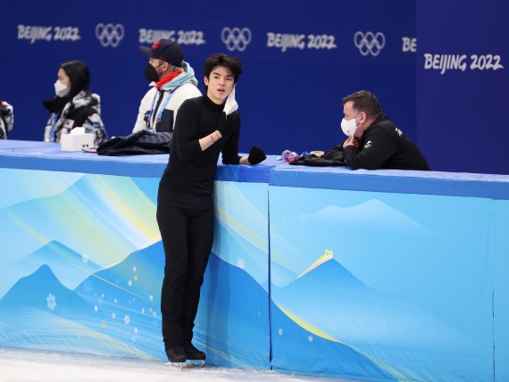 [베이징(중국)=뉴시스] 김병문 기자 = 피겨 스케이팅 차준환이 5일 오전 중국 베이징 캐피탈 실내경기장에서 열린 2022 베이징동계올림픽대회 훈련에서 브라이언 오서 코치와 대화를 나누고 있다. /사진=뉴시스