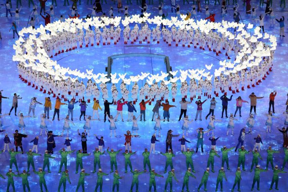 [베이징(중국)=뉴시스] 홍효식 기자 = 4일 오후 중국 베이징 국립 경기장에서 열린 2022 베이징 동계올림픽 개막식에서 눈송이 속에 담긴 성화 아래 평화의 비둘기가 춤을 추고 있다. 2022.02.04. yesphoto@newsis.com