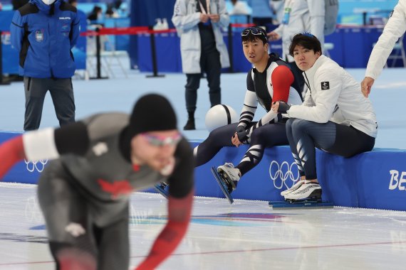 5일 중국 베이징 국립 스피드스케이팅 경기장에서 열린 스피드 테스트 경기에서 김준호와 차민규가 대화를 나누고 있다. 2022.2.5/뉴스1 © News1 안은나 기자 /사진=뉴스1