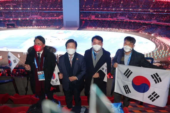 박병석 국회의장이 지난 4일 베이징 국립경기장에서 열린 2022 베이징 동계올림픽 개막식에 참석해 기념 촬영을 하고 있다. 사진=국회 제공