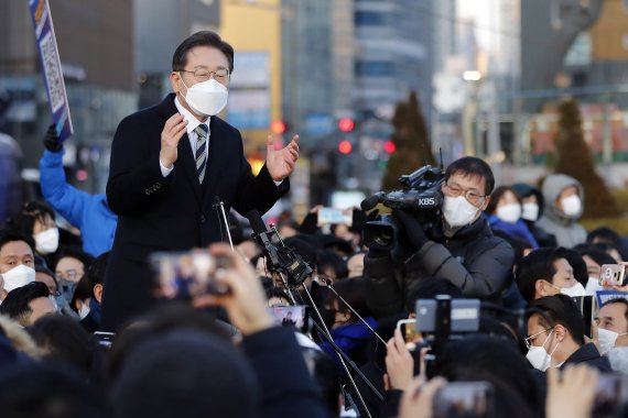 [부산=뉴시스] 최동준 기자 = 이재명 더불어민주당 대선 후보가 5일 부산 해운대 이벤트광장을 방문해 연설하고 있다. 2022.02.05. photocdj@newsis.com <저작권자ⓒ 공감언론 뉴시스통신사. 무단전재-재배포 금지.> /사진=뉴시스화상