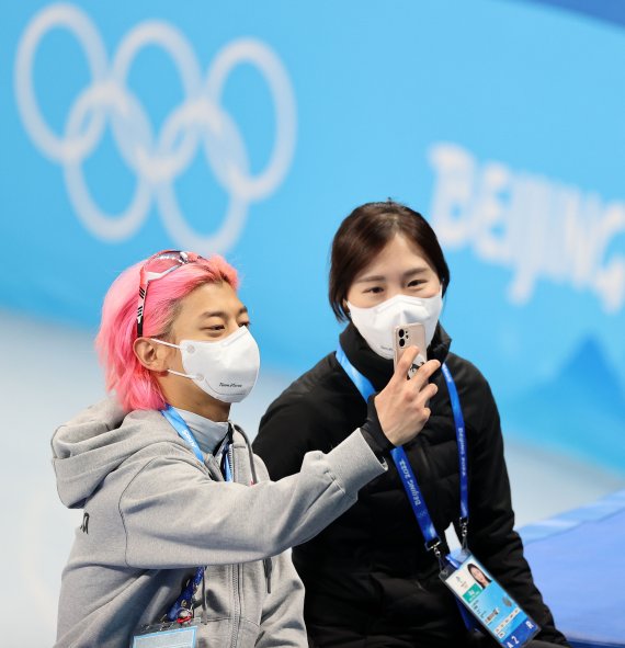 [베이징(중국)=뉴시스] 홍효식 기자 = 한국 쇼트트랙 대표팀 곽윤기, 김아랑이 2일 오전 중국 베이징 캐피탈 실내경기장에서 훈련을 마친 뒤 셀카를 찍고 있다. 2022.02.02. yesphoto@newsis.com