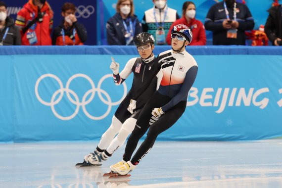 박장혁이 5일 오후 중국 베이징 캐피털실내경기장에서 열린 2022 베이징동계올림픽 쇼트트랙 남자 1000m 예선경기를 마치고 결과를 확인하고 있다. /사진=뉴스1화상