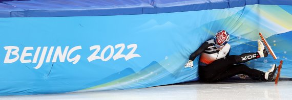 5일 밤 중국 베이징 캐피털 실내경기장에서 열린 2022 베이징동계올림픽 쇼트트랙 혼성계주 예선전에서 한국의 박장혁이 넘어지고 있다. /사진=뉴시스