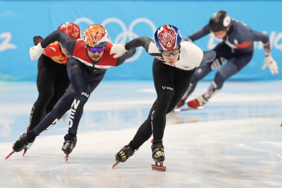 황대헌이 5일 오후 중국 베이징 캐피털실내경기장에서 열린 2022 베이징동계올림픽 쇼트트랙 남자 1000m 예선경기에서 질주하고 있다. 2022.2.5/뉴스1 © News1 안은나 기자