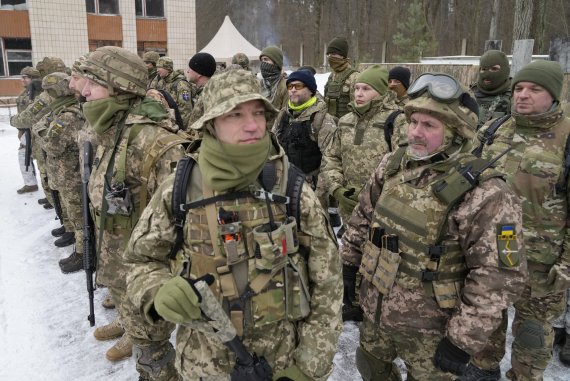 우크라이나 민병대인 '우크라이나 연토 수호대'가 5일(현지시간) 수도 키예프 인근에서 훈련하고 있다. AP뉴시스