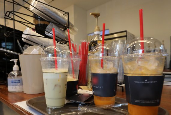 14년 만에 '1회용컵 보증금' 제도가 부활하면서 올 6월부터는 매장에서 커피나 아이스크림을 주문할때 1회용컵 보증금 300원을 내야 한다. 환경부는 '자원의 절약과 재활용촉진에 관한 법률 시행령' 개정안을 25일부터 40일간 입법 예고해 6월10일부터 전국 3만8000여개 매장에서 1회용컵 사용시 300원의 보증금이 부과된다. 사진은 인천시내 한 음료 판매점에서 시민들이 이용한 1회용 플라스틱컵의 모습. 2022.1.25/뉴스1 © News1 조태형 기자