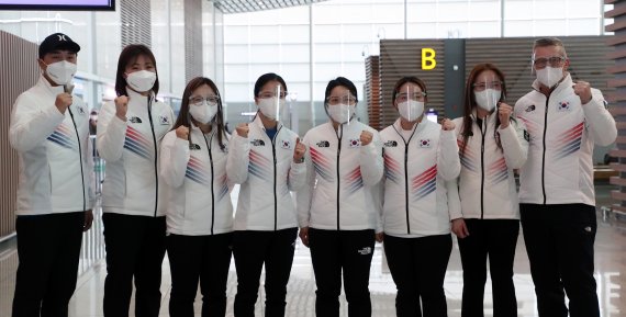 2022 베이징 동계올림픽에 출전하는 대한민국 여자 컬링 대표팀이 5일 오전 인천국제공항 2터미널에서 출국 전 파이팅을 외치고 있다. 사진=뉴스1