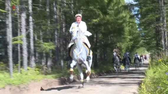 [서울=뉴시스] 북한 조선중앙TV는 '위대한 승리의 해 2021년' 제목의 기록영화를 통해 김정은 조선노동당 총비서 겸 국무위원장이 한 손으로 백마를 타는 장면을 공개했다. (사진 = 조선중앙TV 캡처) 2022.02.02. photo@newsis.com *재판매 및 DB 금지