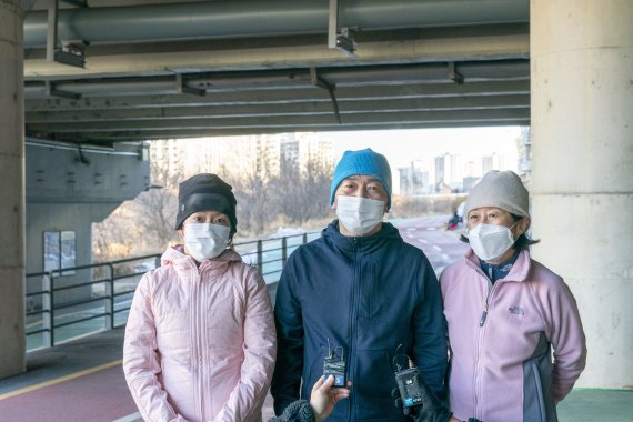 안철수 국민의당 대선 후보와 배우자 김미경 교수, 외동딸 안설희 박사가 5일 오전 서울 노원구 중랑천에서 러닝크루들과 함께 달린 후 취재진의 질의에 답변하고 있다. 국민의당 제공.