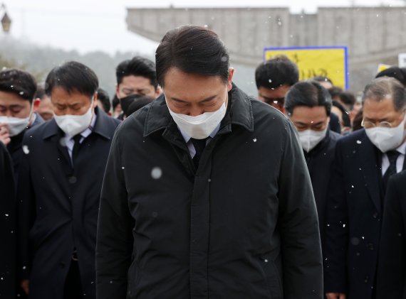 윤석열 국민의힘 대선 후보가 6일 오후 광주 국립5·18민주묘지를 찾아 참배하고 있다. 2022.2.6/뉴스1 /사진=뉴스1화상