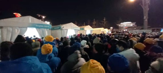 4일 밤 베이징동계올림픽 개막식이 끝난 후 관람객들이 국가체육장 주변에 설치된 보안 검색대를 빠져나가고 있다. 사진=정지우 특파원