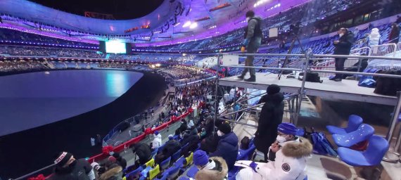 4일 밤 베이징동계올림픽 개막식이 열린 국가체육장 내 폐쇄루프 안의 취재진. 사진=정지우 특파원
