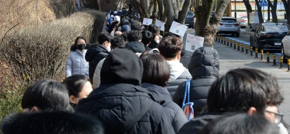 연일 코로나19의 확진자가 늘어가고 있는 6일 전북 전주시 전주화산체육관 선별진료소 앞이 검사를 받기위해 몰린 시민들로 북적이고 있다. 뉴시스 제공.