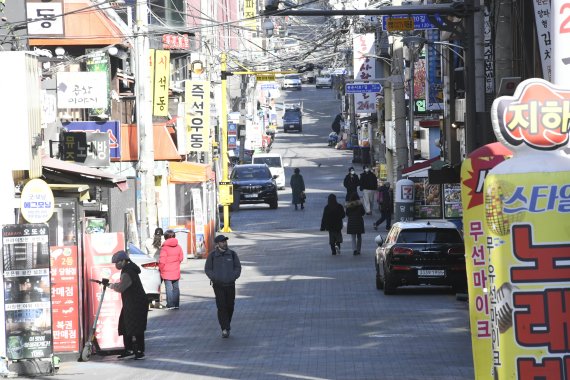 6일 서울 강남구 신논현역 인근 먹자골목이 한산한 모습을 보이고 있다. 사진=박범준 기자