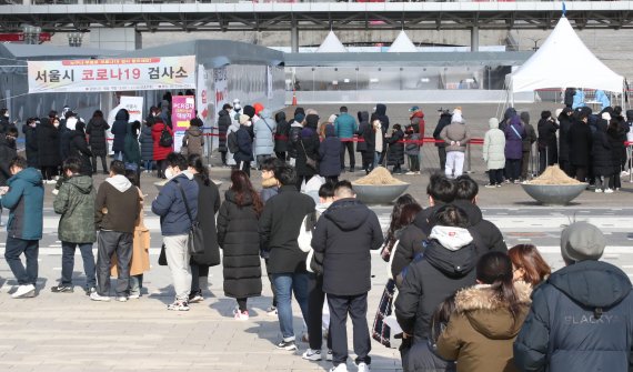 오미크론 확진자 폭증..재택치료 모니터링 '고위험군' 중심 개편