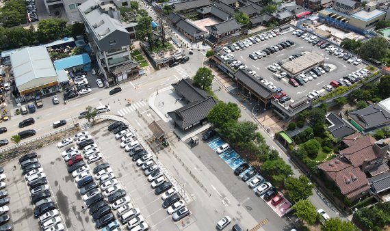 전북 전주시와 익산에 스마트시티 조성을 위한 사업이 추진된다. 사진은 전주 한옥마을 주차장 모습 뉴스1