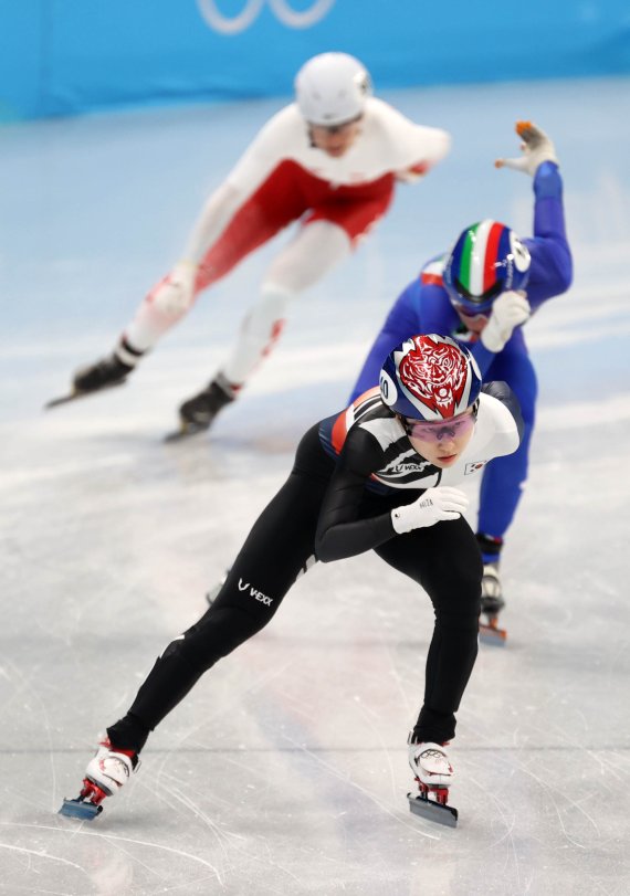 대한민국 쇼트트랙 대표팀의 에이스 최민정이 7일 여자 500m 메달 사냥에 나선다. 최민정이 지난 5일 중국 베이징 캐피털 실내경기장에서 열린 쇼트트랙 여자 500m 예선에서 역주하고 있다. 뉴시스