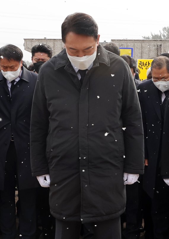 5·18묘지 찾아 묵념하는 尹 윤석열 국민의힘 대선 후보가 6일 오후 광주 국립 5·18민주묘지 추모탑 입구에서 묵념으로 참배를 대신했다. 뉴스1