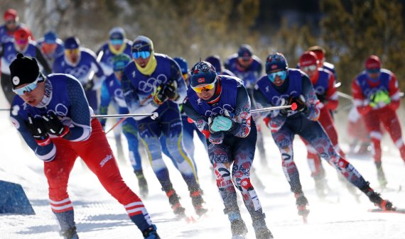 지난 6일 중국 허베이성 장자커우 국립 크로스컨트리센터에서 열린 2022 베이징 동계올림픽 크로스컨트리 남자 15km+15km 스키애슬론 종목에 출전한 선수들이 주행하고 있다. 뉴시스 제공