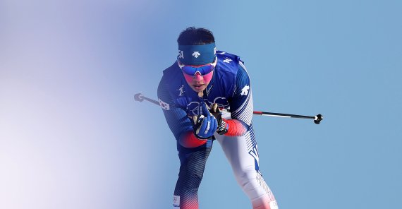 크로스컨트리 대표팀 김민우가 6일 중국 허베이성 장자커우 국립 크로스컨트리센터에서 열린 2022 베이징 동계올림픽 크로스컨트리 남자 30km 스키애슬론 종목에 출전해 주행하고 있다. 사진=뉴시스
