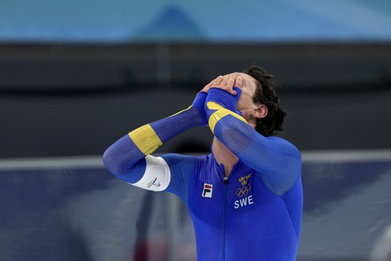 스웨덴의 닐스 반 데르 포엘이 6일 중국 베이징 국립 스피드 스케이팅 경기장에서 열린 2022 베이징 동계올림픽 스피드스케이팅 남자 5000m에서 올림픽 신기록을 기록하며 결승선을 통과한뒤 기뻐하고 있다. 사진=뉴시스/AP