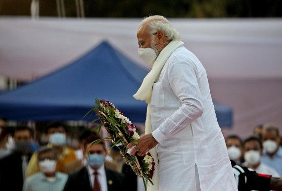 6일 나렌디라 모디 인도 총리가 인도 국민가수인 라타 망게시카르 장례식에 직접 참석해 헌화하고 있다. © 로이터=뉴스1 © News1 박형기 기자