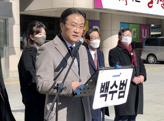 백수범 변호사가 27 대구시청 본관 앞에서 기자회견을 열고 대구 중·남구 국회의원 보궐선거 출마 선언문을 읽고 있다. 2020.1.27© 뉴스1 남승렬 기자
