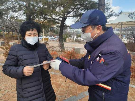 [전주=뉴시스] 전북우정청, 우체국 집배원 현금 배달 모습. *재판매 및 DB 금지