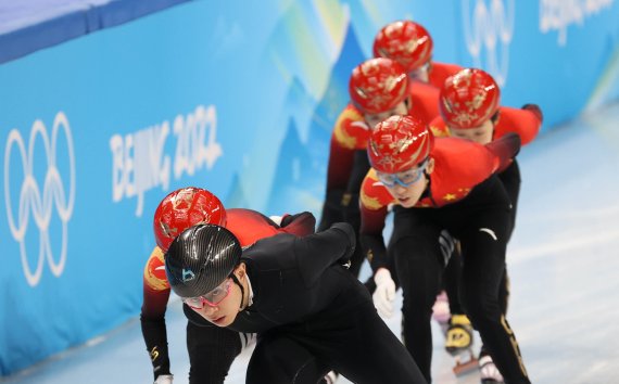 [베이징(중국)=뉴시스] 고범준 기자 = 중국 쇼트트랙 대표팀 안현수(러시아명 빅토르 안) 기술코치와 대표팀 선수들이 3일 오후 중국 베이징 캐피탈 실내경기장에서 2022 베이징동계올림픽대회를 앞두고 훈련을 하고 있다. 2022.02.03. bjko@newsis.com