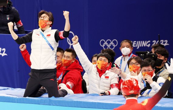 이달 5일 중국 베이징 캐피털실내경기장에서 열린 2022 베이징동계올림픽 쇼트트랙 혼성 계주 결승에서 중국이 우승을 차지한 가운데 중국 쇼트트랙 대표팀의 김선태 감독(왼쪽)과 안현수 기술코치(가운데)가 환호하고 있다. /사진=뉴스1