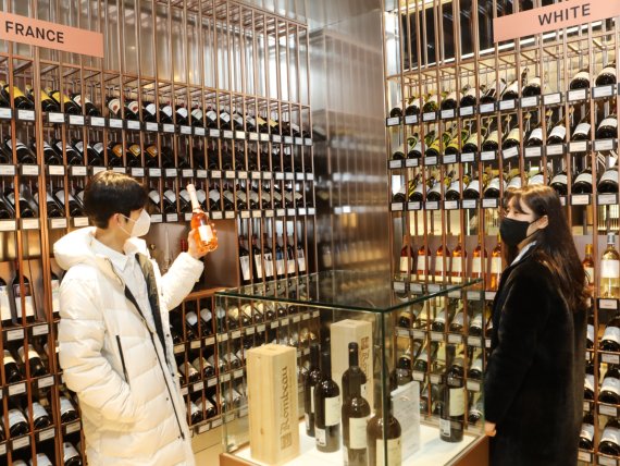 서울시 송파구 잠실동에 위치한 롯데백화점 잠실점 지하1층 와인 매장에서 고객이 선물용 와인을 구경하고 있다. 롯데백화점 제공.