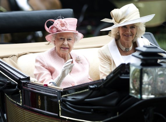 영국 엘리자베스 여왕(왼쪽)과 찰스 왕세자의 부인 카밀라 파커볼스(오른쪽)가 2013년 6월 18 런던 애스콧에서 열린 경마대회에 참석하고 있다. 사진=뉴시스